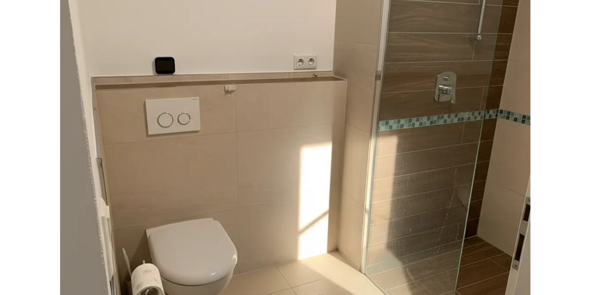 Bad mit großer Walkin Dusche und WC. 2